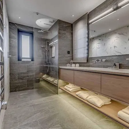 7br Ski-in Ski-out Chalet In Villa Courchevel